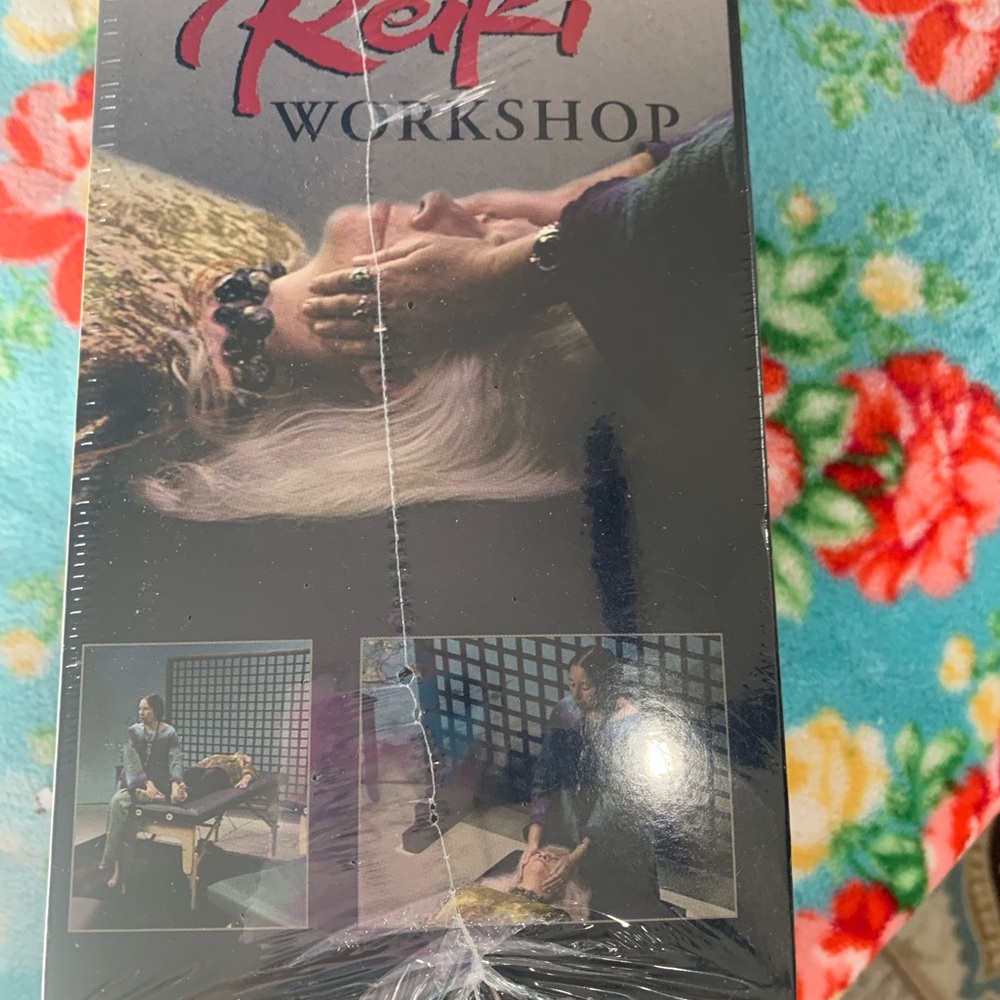 's Essential Reiki Workshop - Reiki Instructional Video (Black/Grey) - Picture 3 of 5